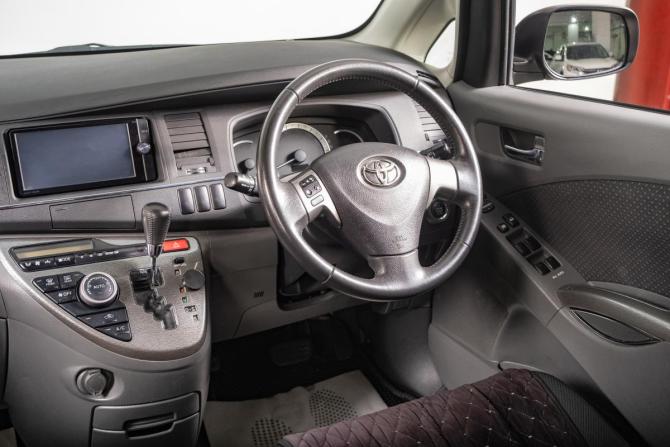 Toyota ISis I Рестайлинг с пробегом 2010 года, цена 1 209 000 рублей, 158200 км, компактвэн, Автокод Объявления
