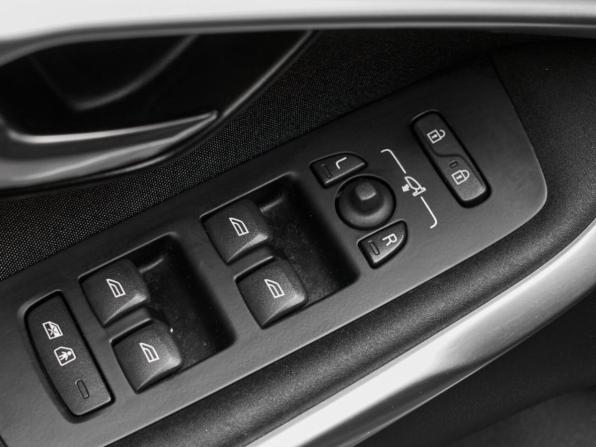 Volvo V40 Cross Country I с пробегом 2014 года, цена 1 650 000 рублей, 106567 км, хэтчбек, Автокод Объявления