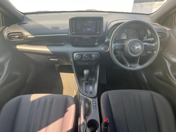 Toyota Yaris IV с пробегом 2021 года, цена 1 200 000 рублей, 85000 км, хэтчбек, Автокод Объявления