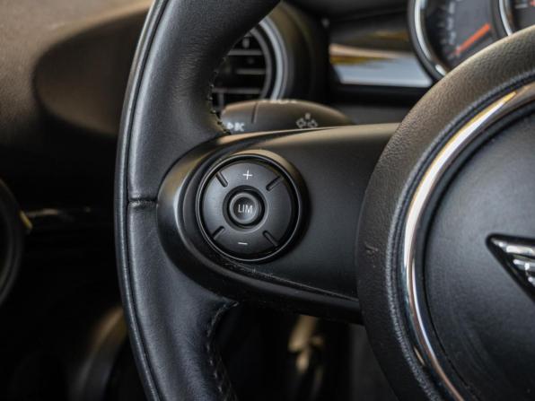Mini Hatch III (F55/F56) Рестайлинг с пробегом 2020 года, цена 2 330 000 рублей, 62276 км, хэтчбек, Автокод Объявления