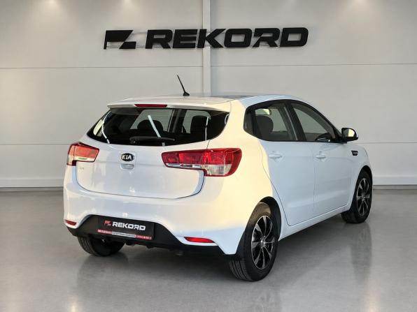 Kia Rio III Рестайлинг с пробегом 2016 года, цена 1 019 000 рублей, 104600 км, хэтчбек, Автокод Объявления