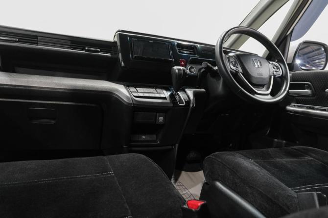 Honda Stepwgn V Рестайлинг с пробегом 2021 года, цена 2 629 000 рублей, 63400 км, минивэн, Автокод Объявления