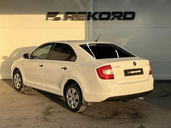 Skoda Rapid I с пробегом 2015 года, цена 1 228 000 рублей, 150000 км, лифтбек, Автокод Объявления