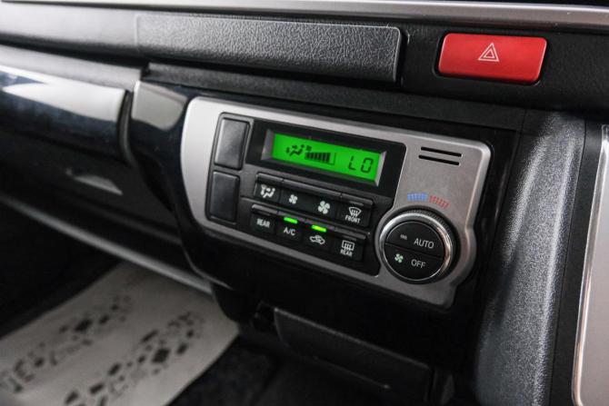 Toyota HiAce H200 Рестайлинг с пробегом 2014 года, цена 2 959 000 рублей, 330000 км, минивэн, Автокод Объявления