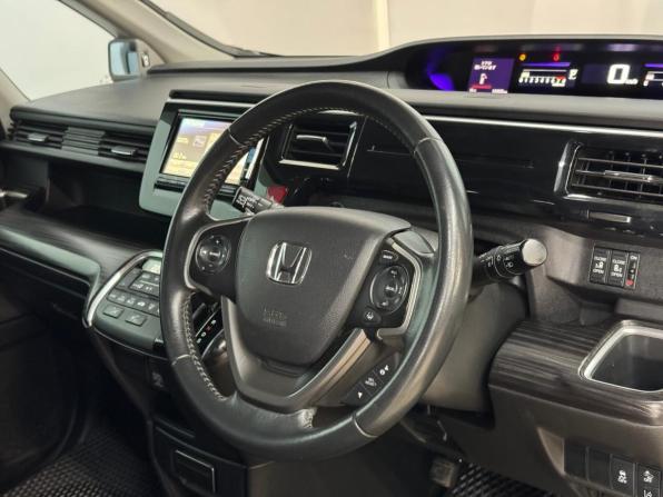 Honda Stepwgn V с пробегом 2015 года, цена 1 935 000 рублей, 124000 км, минивэн, Автокод Объявления