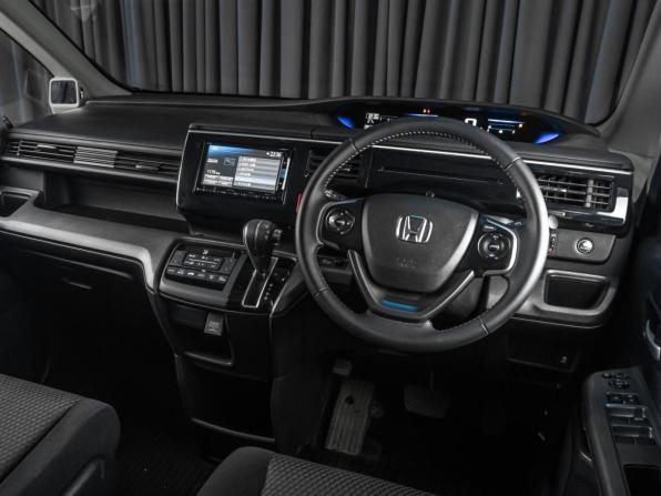 Honda Stepwgn V с пробегом 2015 года, цена 1 878 000 рублей, 87055 км, минивэн, Автокод Объявления