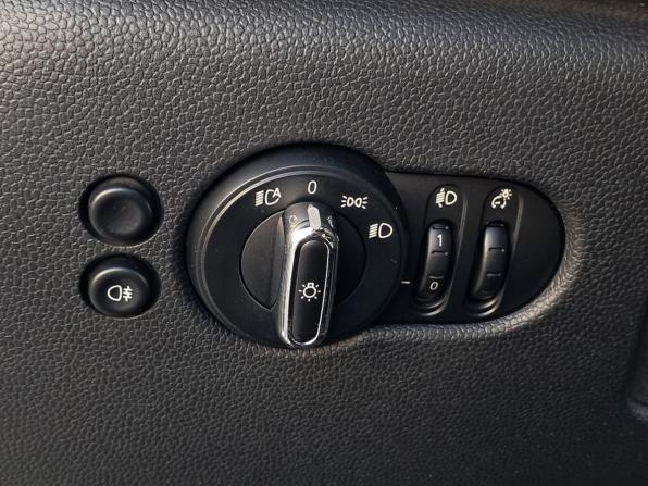 Mini Hatch III (F55/F56) Рестайлинг с пробегом 2021 года, цена 2 920 000 рублей, 69686 км, хэтчбек, Автокод Объявления