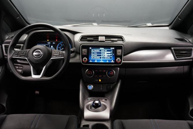 Nissan Leaf II (ZE1) с пробегом 2023 года, цена 2 570 000 рублей, 32000 км, хэтчбек, Автокод Объявления