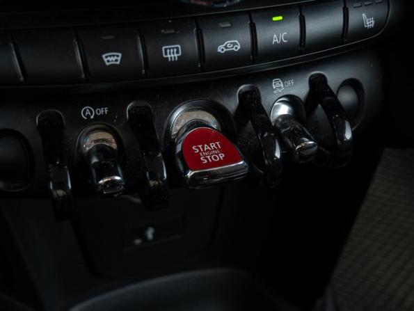 Mini Hatch III (F55/F56) Рестайлинг с пробегом 2020 года, цена 2 170 000 рублей, 73274 км, хэтчбек, Автокод Объявления