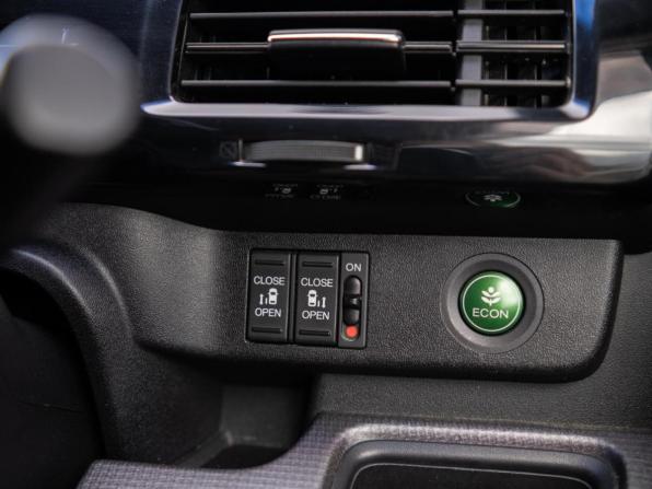 Honda Stepwgn V с пробегом 2015 года, цена 2 299 000 рублей, 105093 км, минивэн, Автокод Объявления