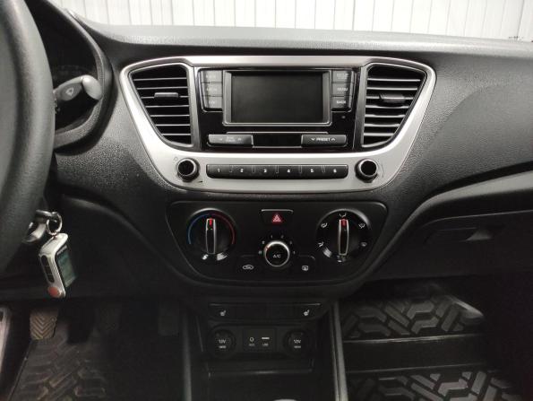 Hyundai Solaris II с пробегом 2017 года, цена 997 000 рублей, 90729 км, седан, Автокод Объявления