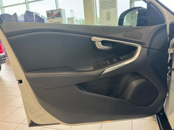 Volvo V40 Cross Country I с пробегом 2014 года, цена 1 610 000 рублей, 117110 км, хэтчбек, Автокод Объявления