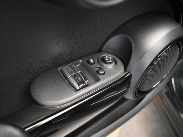 Mini Hatch III (F55/F56) Рестайлинг с пробегом 2018 года, цена 2 798 000 рублей, 70826 км, хэтчбек, Автокод Объявления