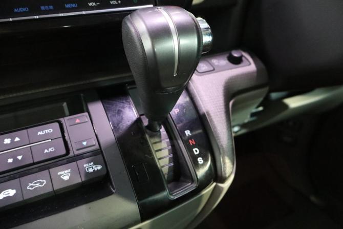 Honda Stepwgn V с пробегом 2017 года, цена 1 269 000 рублей, 235000 км, минивэн, Автокод Объявления