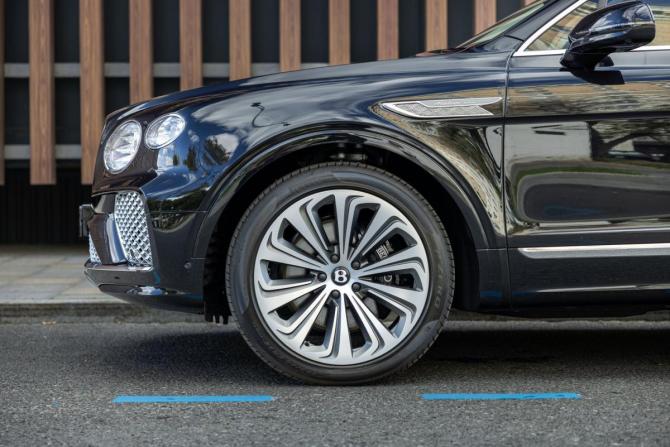 Новый Bentley Bentayga I Рестайлинг 2025 года, цена 47 555 100 рублей, внедорожник, Автокод Объявления