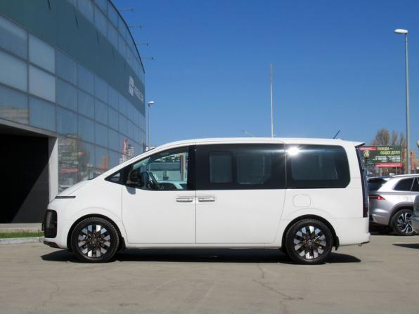 Hyundai Staria I с пробегом 2024 года, цена 7 880 000 рублей, 2586 км, минивэн, Автокод Объявления