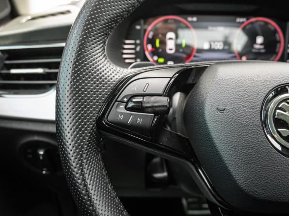 Skoda Rapid II с пробегом 2021 года, цена 2 210 000 рублей, 79105 км, лифтбек, Автокод Объявления