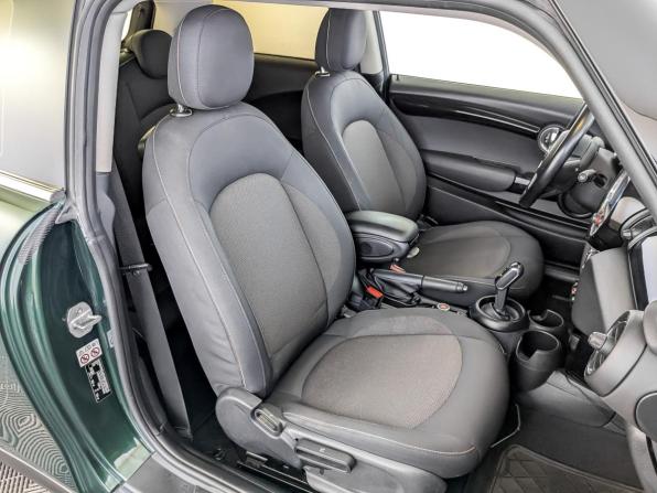 Mini Hatch III (F55/F56) Рестайлинг с пробегом 2018 года, цена 1 715 000 рублей, 81512 км, хэтчбек, Автокод Объявления