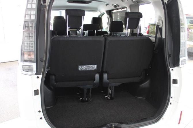 Toyota Voxy III (R80) с пробегом 2016 года, цена 2 085 000 рублей, 98976 км, минивэн, Автокод Объявления