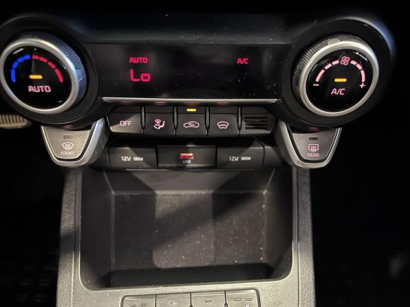 Kia Rio IV Рестайлинг с пробегом 2022 года, цена 1 670 000 рублей, 131660 км, седан, Автокод Объявления