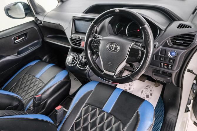 Toyota Voxy III (R80) с пробегом 2015 года, цена 1 649 000 рублей, 244000 км, минивэн, Автокод Объявления