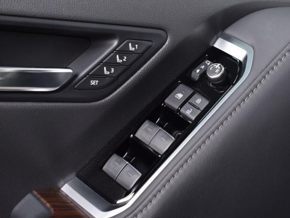Toyota Land Cruiser 300 Series с пробегом 2022 года, цена 9 499 995 рублей, 46639 км, внедорожник, Автокод Объявления