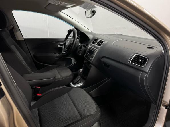 Volkswagen Polo V Рестайлинг с пробегом 2018 года, цена 1 490 000 рублей, 61229 км, седан, Автокод Объявления