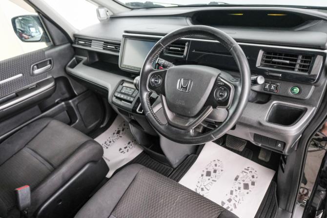 Honda Stepwgn V с пробегом 2015 года, цена 1 699 000 рублей, 127000 км, минивэн, Автокод Объявления