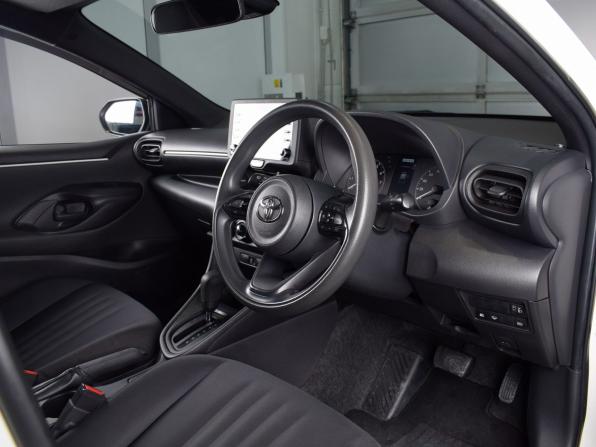 Toyota Yaris IV с пробегом 2021 года, цена 1 435 995 рублей, 97015 км, хэтчбек, Автокод Объявления