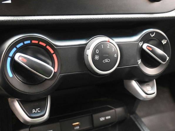 Kia Rio IV Рестайлинг с пробегом 2021 года, цена 1 449 000 рублей, 58490 км, седан, Автокод Объявления