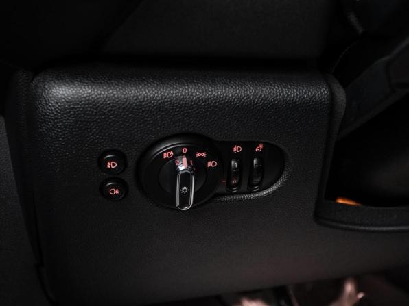 Mini Hatch III (F55/F56) с пробегом 2018 года, цена 1 599 077 рублей, 130540 км, хэтчбек, Автокод Объявления