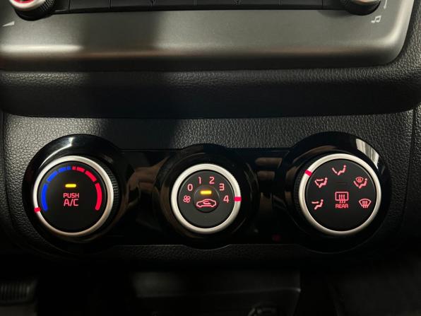 Kia Rio III Рестайлинг с пробегом 2017 года, цена 941 000 рублей, 172746 км, седан, Автокод Объявления