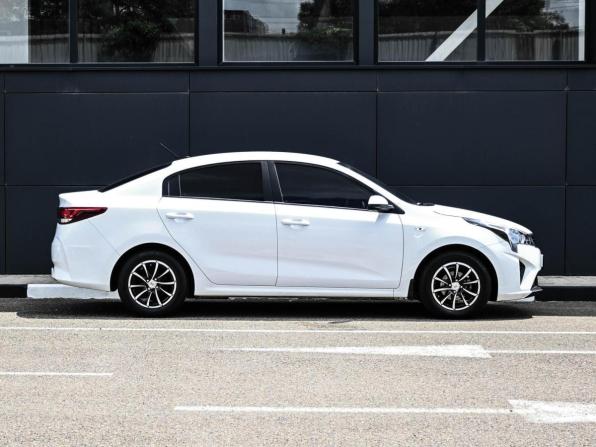 Kia Rio IV Рестайлинг с пробегом 2021 года, цена 1 794 000 рублей, 53345 км, седан, Автокод Объявления