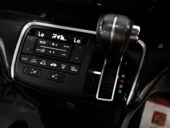 Honda Stepwgn V с пробегом 2015 года, цена 1 700 000 рублей, 144725 км, минивэн, Автокод Объявления