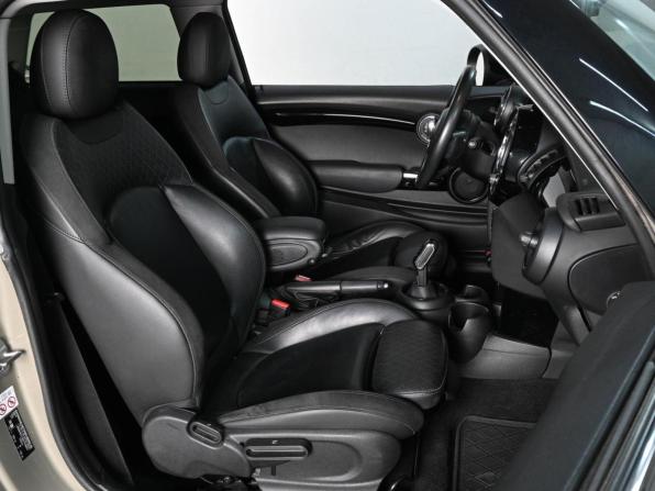 Mini Hatch III (F55/F56) Рестайлинг с пробегом 2019 года, цена 1 999 000 рублей, 109065 км, хэтчбек, Автокод Объявления