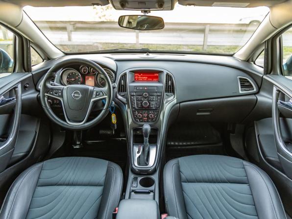 Opel Astra J Рестайлинг с пробегом 2013 года, цена 898 000 рублей, 155000 км, хэтчбек, Автокод Объявления