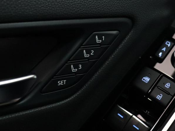 Toyota Land Cruiser 300 Series с пробегом 2022 года, цена 12 490 000 рублей, 19200 км, внедорожник, Автокод Объявления