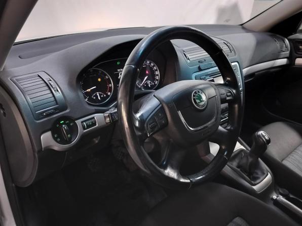 Skoda Octavia II (A5) Рестайлинг с пробегом 2011 года, цена 560 000 рублей, 208374 км, лифтбек, Автокод Объявления