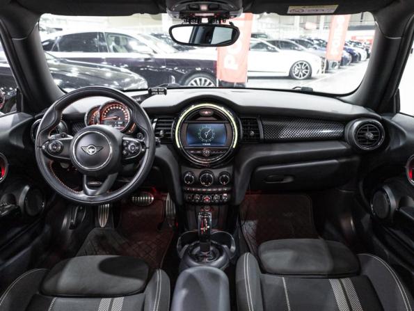 Mini Hatch III (F55/F56) Рестайлинг с пробегом 2019 года, цена 3 099 700 рублей, 52811 км, хэтчбек, Автокод Объявления