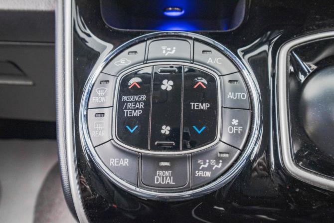 Toyota Esquire I с пробегом 2015 года, цена 2 159 000 рублей, 104000 км, минивэн, Автокод Объявления