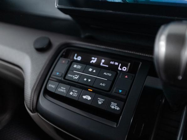 Honda Stepwgn V с пробегом 2016 года, цена 1 820 000 рублей, 145901 км, минивэн, Автокод Объявления