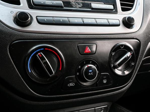 Hyundai Solaris II с пробегом 2019 года, цена 939 400 рублей, 220049 км, седан, Автокод Объявления