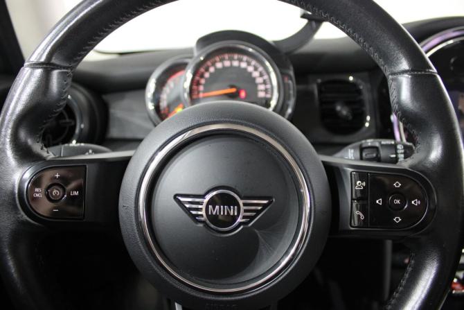 Mini Hatch III (F55/F56) Рестайлинг 2 с пробегом 2021 года, цена 2 249 000 рублей, 57265 км, хэтчбек, Автокод Объявления