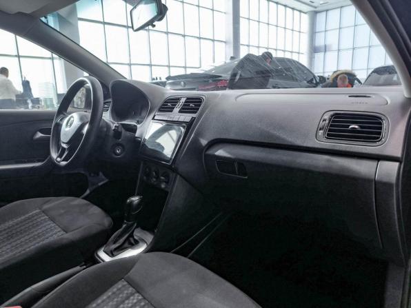 Volkswagen Polo V Рестайлинг с пробегом 2017 года, цена 1 020 000 рублей, 132136 км, седан, Автокод Объявления