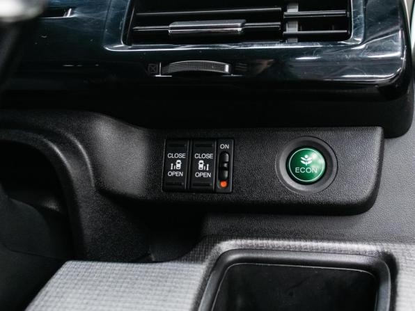 Honda Stepwgn V с пробегом 2015 года, цена 1 650 000 рублей, 176789 км, минивэн, Автокод Объявления