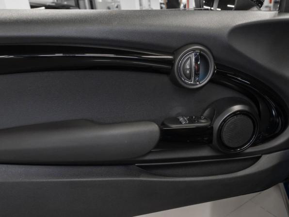 Mini Hatch III (F55/F56) Рестайлинг с пробегом 2019 года, цена 2 980 000 рублей, 69442 км, хэтчбек, Автокод Объявления