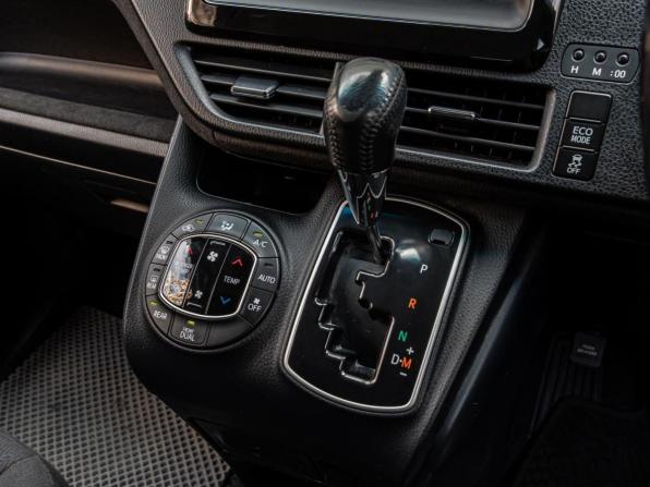 Toyota Voxy III (R80) с пробегом 2017 года, цена 1 750 000 рублей, 158887 км, минивэн, Автокод Объявления