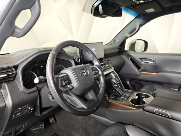 Toyota Land Cruiser 300 Series с пробегом 2022 года, цена 10 235 000 рублей, 47177 км, внедорожник, Автокод Объявления