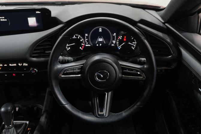 Mazda 3 IV (BP) с пробегом 2021 года, цена 1 869 000 рублей, 28000 км, хэтчбек, Автокод Объявления