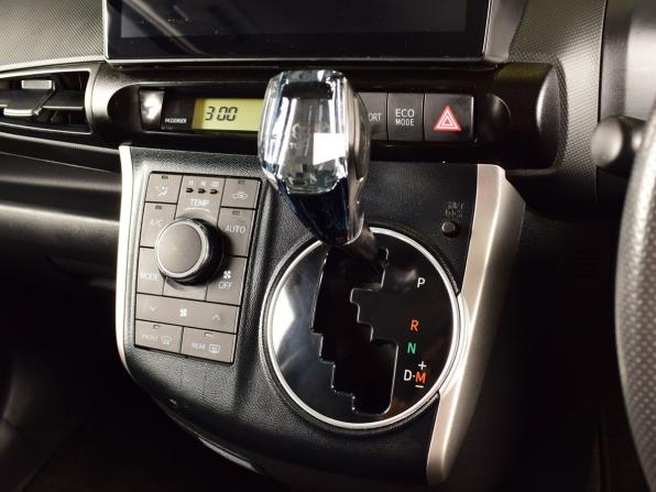 Toyota Wish II с пробегом 2011 года, цена 1 369 995 рублей, 126934 км, минивэн, Автокод Объявления